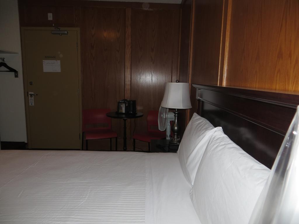 The Shamrock Hotel Calgary Room photo